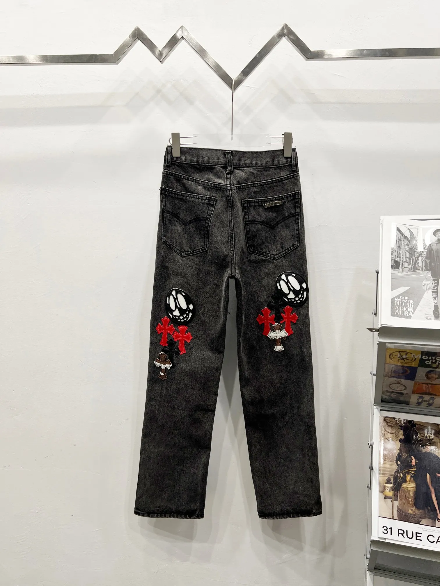 P290 Style No.: (C005) Chrome Hearts & CH Chrome Hearts three-color leather grimace element rapper Nomi's same cross jeans. Really restores the ultimate vintage texture. Special Italian cowhide print and then cut. Customized sheepskin three-layer thick line leather. The whole body is spliced in heavy water washing process. Craftsmen hand-splash ink. You can see the details. Three-dimensional cutting version. Loose and comfortable, not picky on the figure. Look taller and slimmer. Factory precision work. Original factory quality control. Same style for men and women. Can be matched with couples. Versatile recommendation. Must-have jeans for all seasons. Color: black Size: 28-30-32-34-36